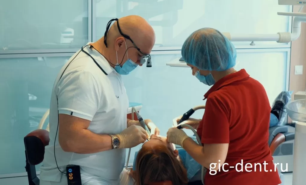 Магомед Уматгиреевич Дахкильгов проводит операцию, немецкий имплантологический центр